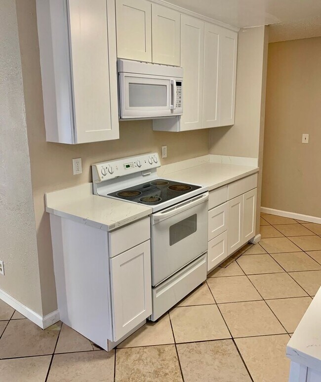 Foto del edificio - 2 Bed 1 Bath Condo in El Sobrante -- COMIN...