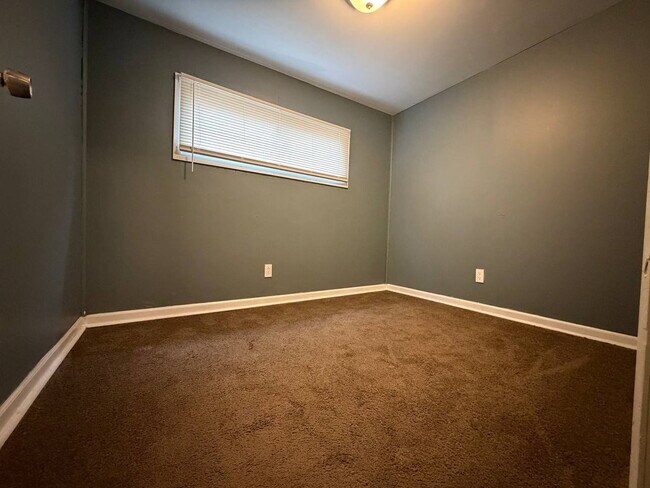 Foto del edificio - Updated 4 Bedroom Home with Off-Street Parking