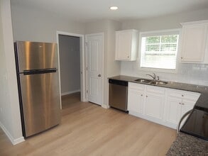 Building Photo - 131 Sunny Pt Lp