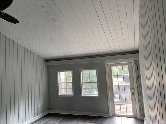 Building Photo - 15 Lakeway St