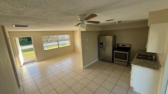 Building Photo - 1547 Oak Dr