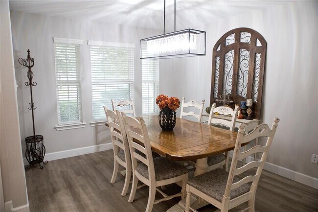 Foto del edificio - 10101 Rose Willow Ln