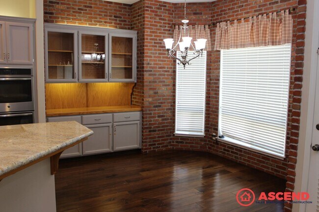 Foto del edificio - Spacious 4 Bed / 2 Bath Home with Pool & Fireplace in Northwest Bakersfield (93312)