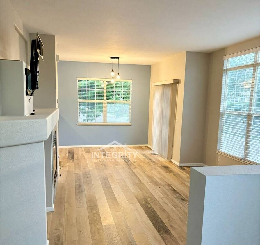 Primary Photo - 3 Bed/3 Bath, 1,384 Sqft - 312 W Jamison P...