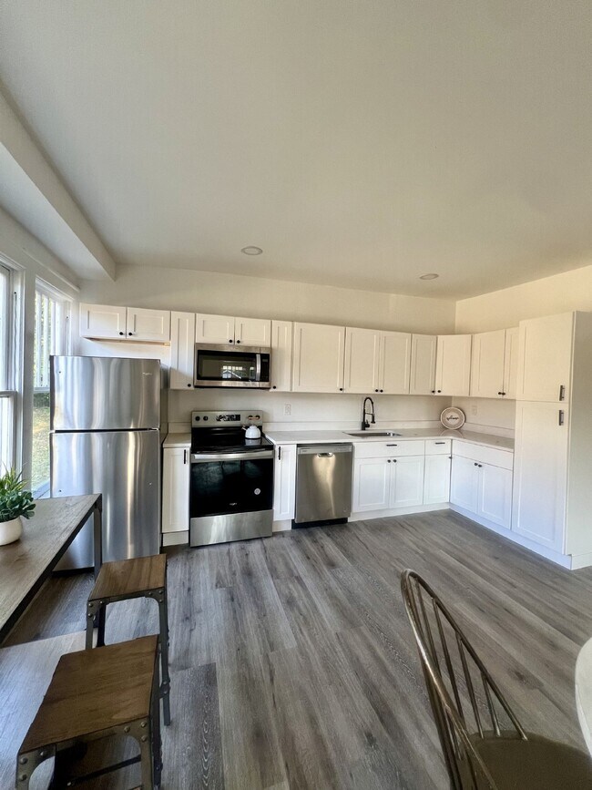 Foto del edificio - Charming 4-Bedroom Home for Rent/Sale