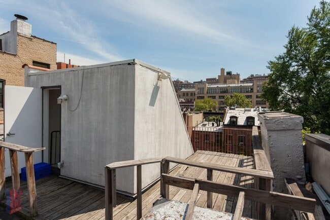 Building Photo - 350 W 21st St