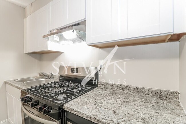 Building Photo - Feel welcome and comfortable in this charm...