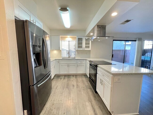 Building Photo - Gorgeous 3 Bedroom Condo with Garage in Ch...