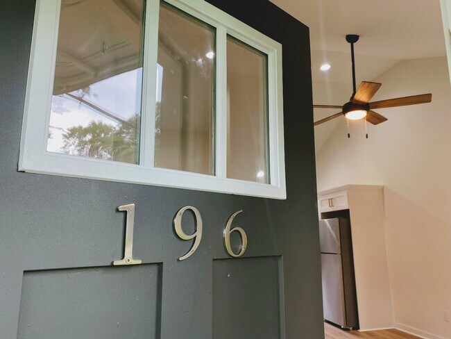 Foto del edificio - Welcome to this charming 2-bedroom, 1-bathroom home located in the heart of McDonough, GA.