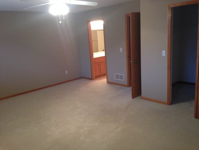 Foto del edificio - End Unit 3 bed finished basement Town Home