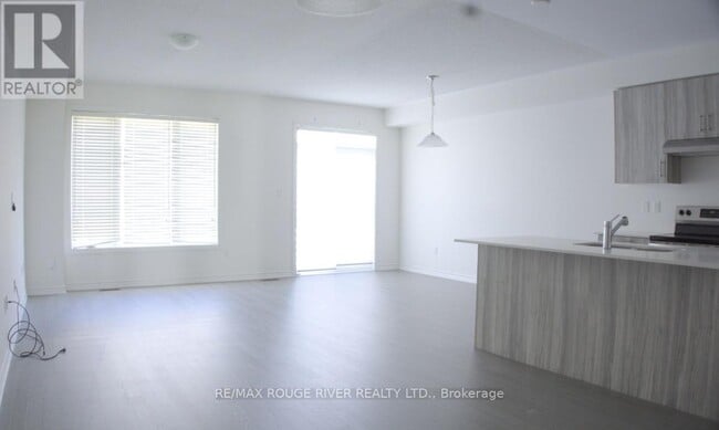 Building Photo - 26 Louise Cres