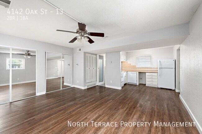 Foto del edificio - Spacious 2 Bedroom with Balcony 1 Block fr...
