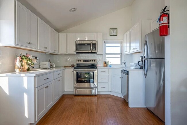Building Photo - 9 28th St E