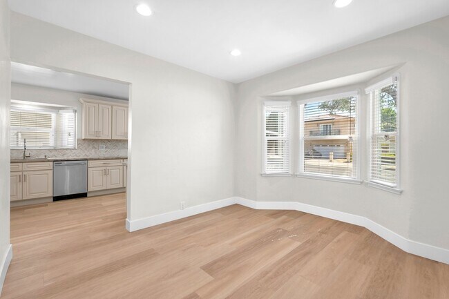 Building Photo - 5209 Bellaire Ave