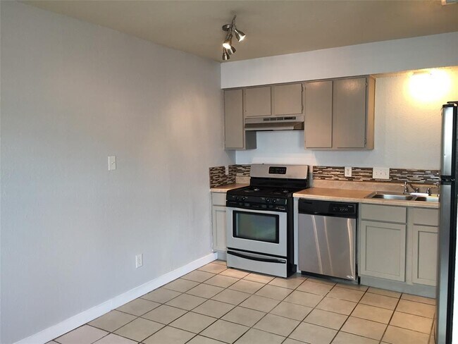 Building Photo - 1203 Southport Dr