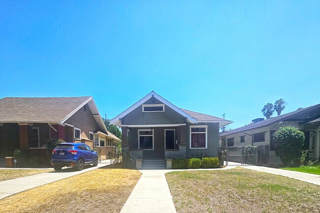 Foto del edificio - 648 N Heliotrope Dr