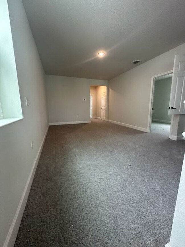 Building Photo - Move-In Ready Home Near SunRail & I-4 - Prime DeBary Location