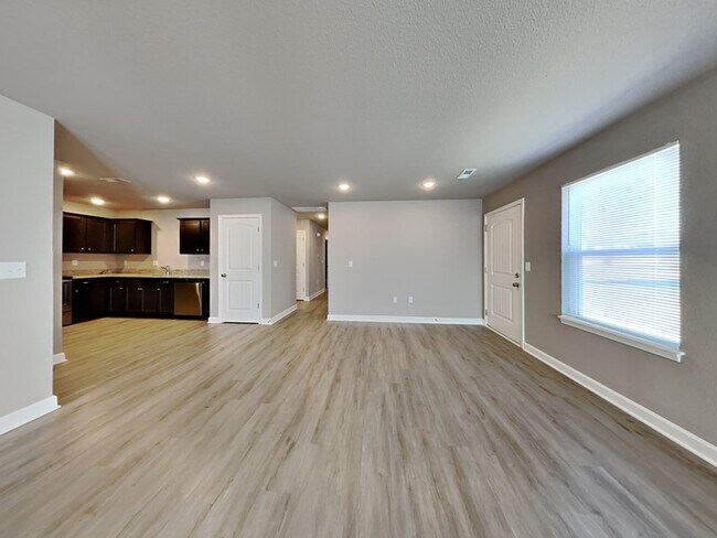 Building Photo - 207 SW Sunflower St