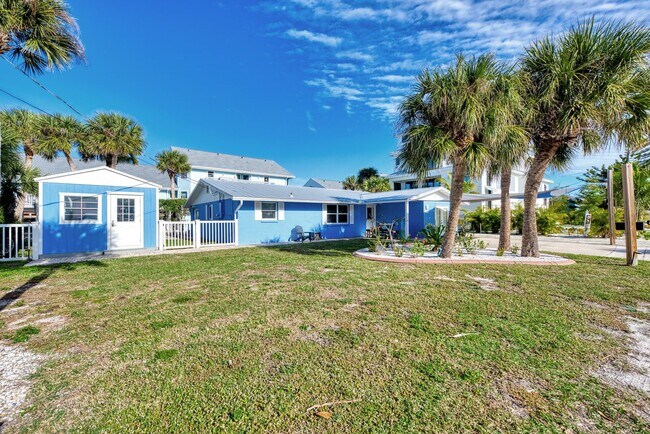 Building Photo - *Annual*  Beautiful! 3 bedroom home with d...