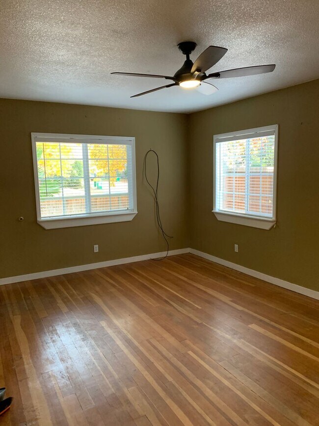 Building Photo - Cute 3 bedroom with central air conditioni...
