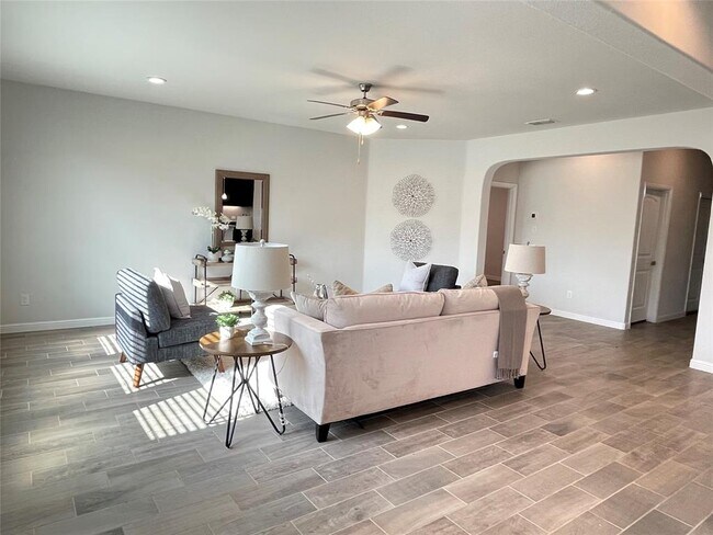 Building Photo - 1008 Madelia Ave