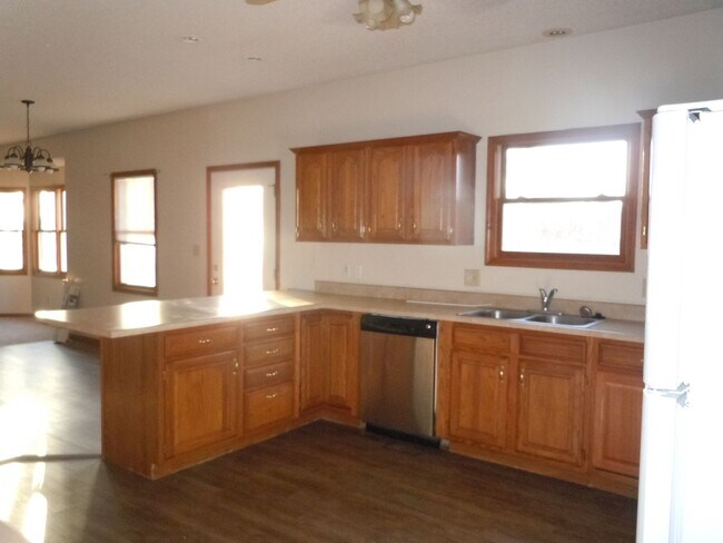 Building Photo - 3-4 Bedroom Executive Home on 5 Acres has 4 Baths and a 3 Car Garage!!