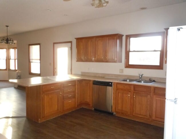 Foto del edificio - 3-4 Bedroom Executive Home on 5 Acres has 4 Baths and a 3 Car Garage!!