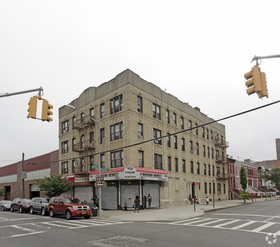 Primary Photo - 2125 Pacific St