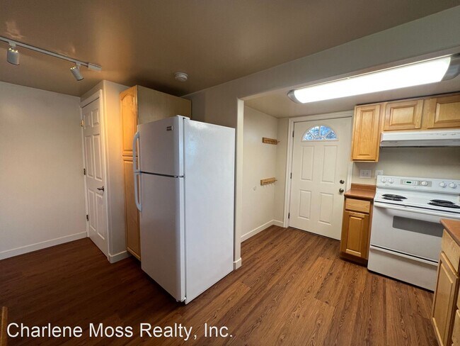 Building Photo - 2 br, 1.5 bath House - 351 W Lake View 5&6...