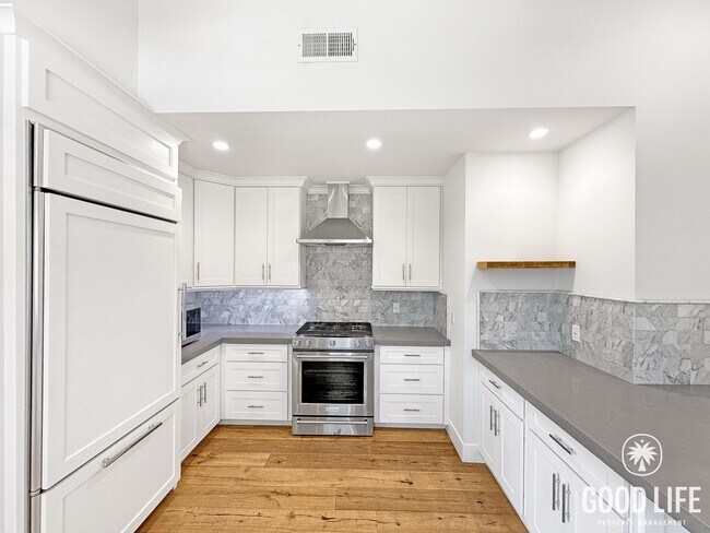 Foto del edificio - Stunning 3BR Home in Santa Ana with Private  Large Yard, Modern Upgrades & 2-Car Garage