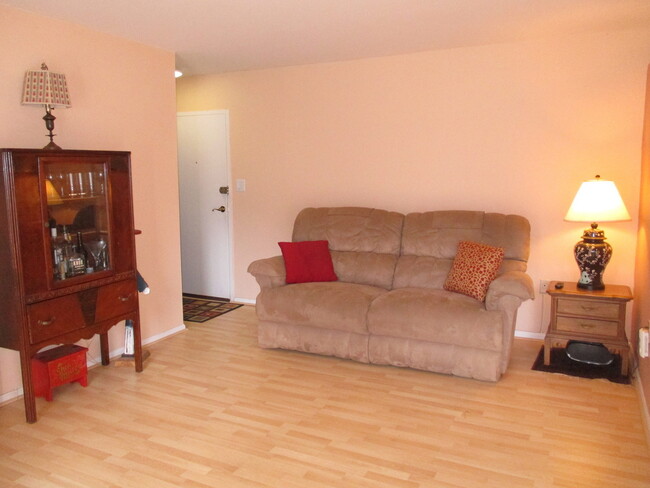 Foto del edificio - Lovely 2 BR/1 BA w/ Den Condo Available in...