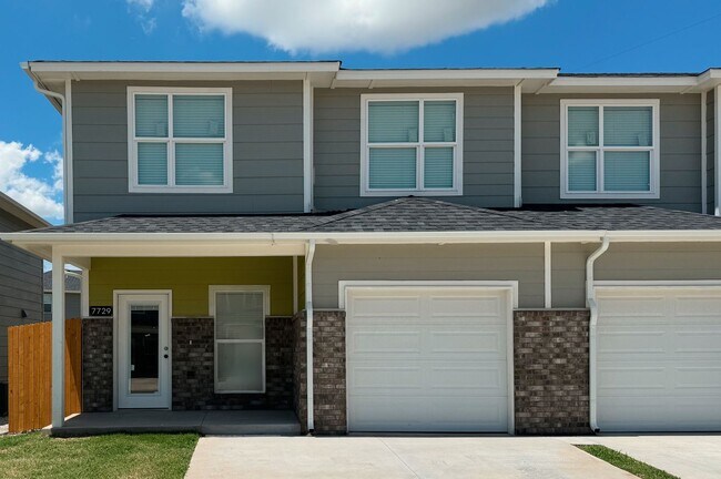 Building Photo - SPECIAL OFFER! Comfortable 3-Bed Living