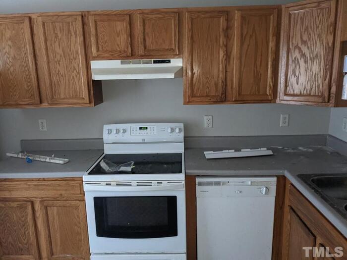 Building Photo - 3BR Townhome Super Close to Downtown Raleigh