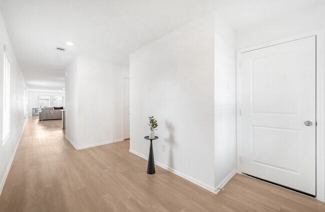 Foto del edificio - 26919 Wilderye Cv Ln