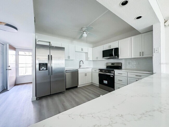 Foto del edificio - 7910 Sun Island Dr S