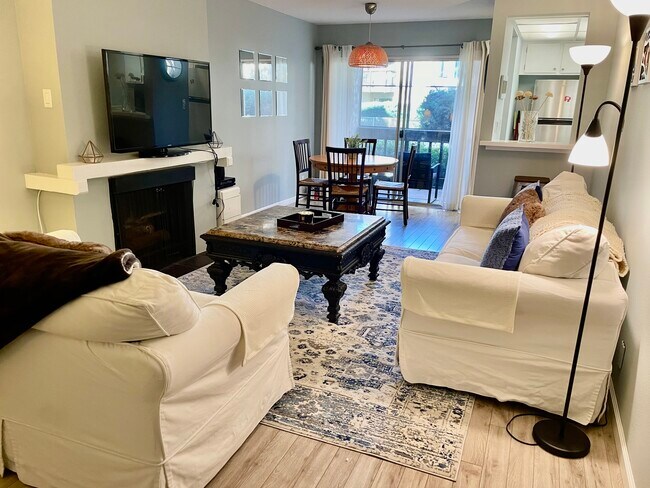 Condominio de un dormitorio completamente amueblado. - 4111 Summertime Ln