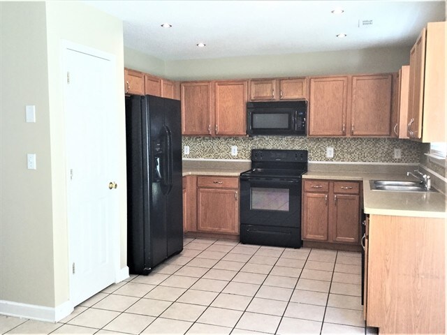 Building Photo - 9135 Simonton Dr