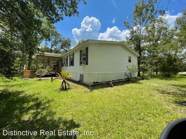 Building Photo - 4 br, 3 bath House - Set outside city limi...