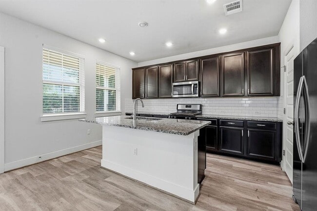 Foto del edificio - 7105 Silver Star Ln