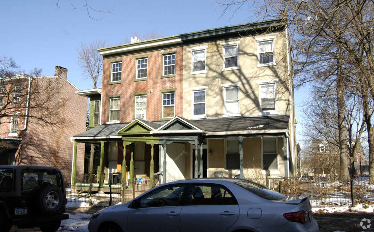 Building Photo - 221 S Walnut St