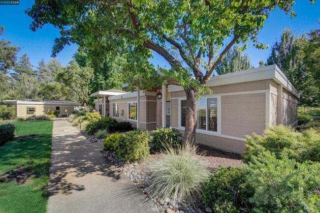 Building Photo - 2101 Skycrest Dr