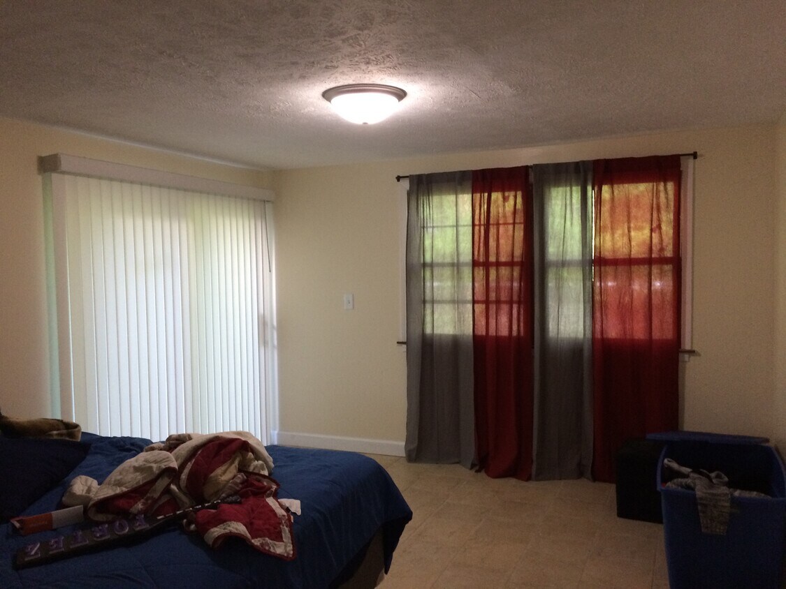 Foto principal - 200 E Cherry St