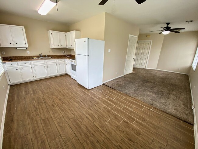 Building Photo - 2 bedroom/1 bathroom apartment for rent in...