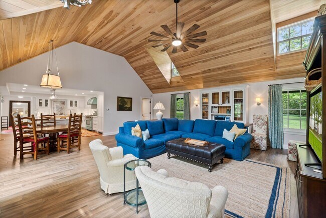 Building Photo - Williams Bay Lakefront Living Furnished Ho...