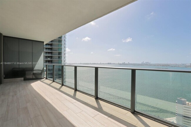 Foto del edificio - 650 NE 32nd St