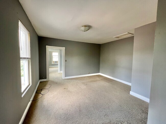 Building Photo - Spacious 1 bedroom in Bellevue!