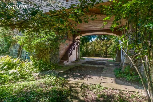 Building Photo - 132 S Briar Patch Rd
