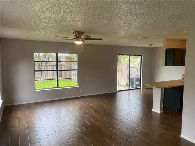 Foto del edificio - 7920 Falcon Ridge Dr
