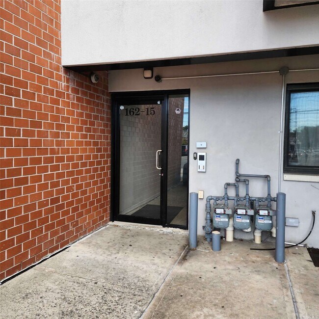 Building Photo - 162-15 46th Ave