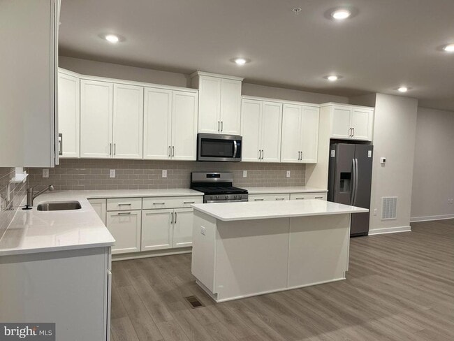 Building Photo - 501 Titanium St